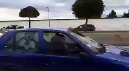 مواطن يقود سيارته في الاتجاه المعاكس للطريق السريع بالمرسى!