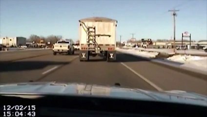 Un policier saute sur un camion pour éviter un accident