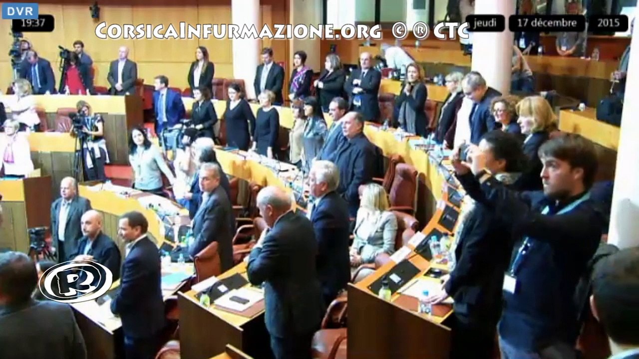 Assemblée de ‪#‎corse‬ Après le discours de @Gilles_Simeoni, le Diu vi salvi Regina est chanté par l'hémicycle