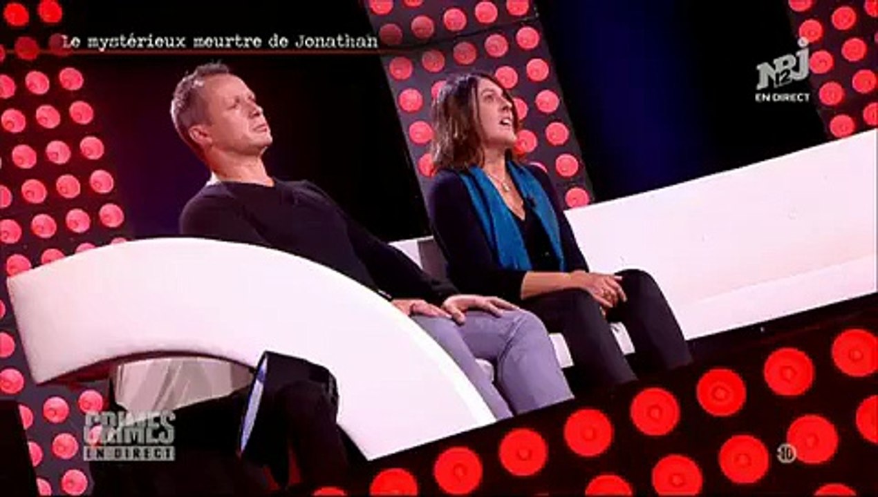 "Crimes en direct": Portée par l'émotion, une mère fond en larmes sur NRJ 12