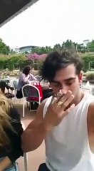 Kako mu nije zao da muci devojku...Lol