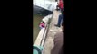Une mère hystérique menace de noyer sa fille dans la rivière pour lui donner une leçon... Dingue
