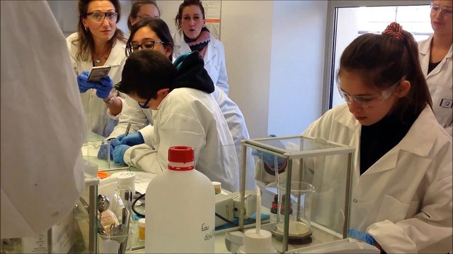Découverte du monde de la chimie et de la parfumerie, des arômes et des cosmétiques par des écoliers accompagnés par l