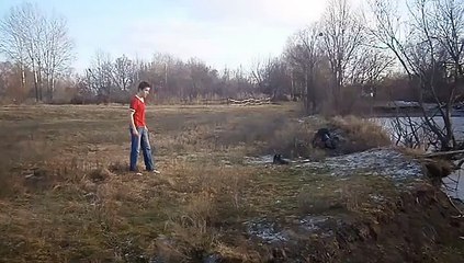 Un crétin tente un plongeon dans un lac gelé