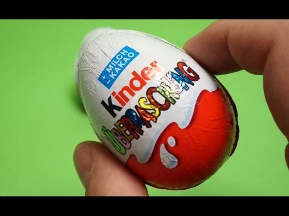 Trò chơi bóc trứng socola 2 quả trứng socola Kinder Surprise Eggs với quà tặng bất ngờ