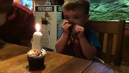 لولد ينفخ ينفخ ما حبتش تطفى تفرج بوه شعملو ههههههه