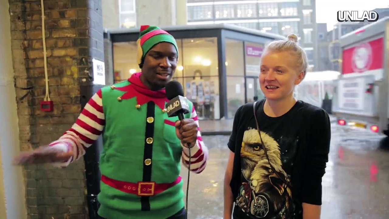 Défi "Christmas Song Challenge" : Chanter des chants de Noël dans la rue...