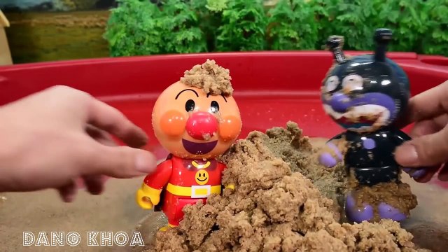 Đồ chơi Anpanman cho bé chơi trò chơi búp bê tắm mưa nghịch cát rất vui