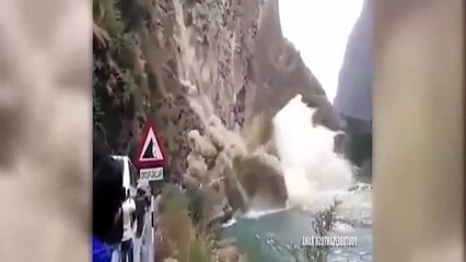 ‫نجاة سياح من انزلاق صخري كبير على طريق سريع بالهند‬ الأعمار بيد الله