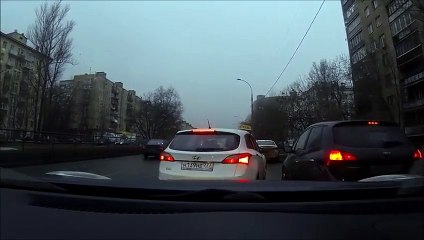 водитель очень смешно комментирует происходящее