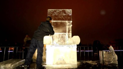 Zagreb, një artist krijon skulptura nga akulli