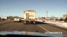 Buzz : Etats-Unis: Un policier se jette dans un camion en marche pour l'arrêter !