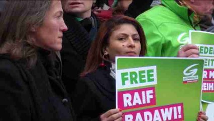 Ensaf Haidar, esposa del bloguero Badawi, exige su libertad en Viena