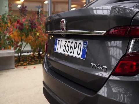 La berline compacte à coffre Fiat Tipo en approche