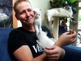 Que Lindo Abrazo De Mi Gato!! ? humor gatos - video divertido gatos chistosos risa gato