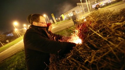 Maubeuge et Bavay: les agriculteurs mettent le feu à des ballots de paille
