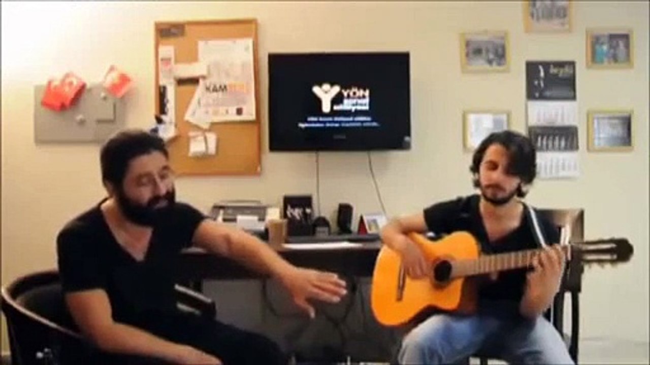 Koray Avcı  ( “Sesi Gülen Adam” )- Gayrı Gider Oldum (Akustik)