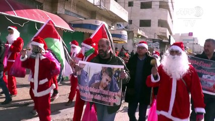 تظاهرة لفلسطينيين بلباس سانتا كلوس عقب صلاة الجمعة