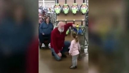Little girl mistakes bearded shopper for Santa Claus and he plays along