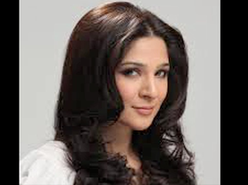 Ayesha Omar and Azfar Rehman Met a Serious Accident on Super highway