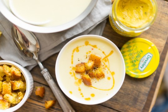 Суп-пюре из цветной капусты с горчичными гренками