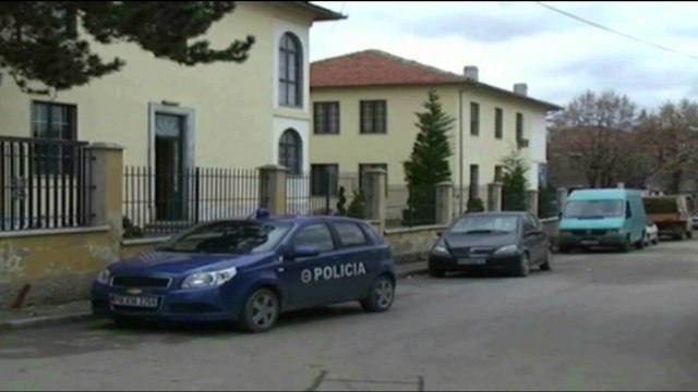 KORÇE, GJENDET I VRARE ME NJE PLUMB NE KOKE NJE 37-VJEÇAR I DENUAR PER DROGE