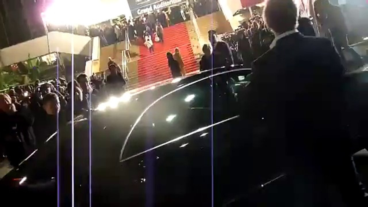 Mylène Farmer -  NRJ Music Awards 2011 - Montée des marches - Filmé par fans