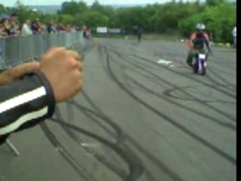 A Angoulême Burn sur la parking d'un magasin de moto 2