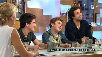 Un jeune comédien lâche une anecdote gênante sur Max Boublil dans "C à vous" - Regardez