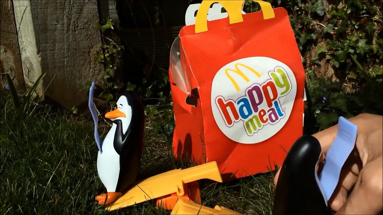 Mac Donald's Happy meal penguins of madagascar toys pingüinos Pingouins Pingwiny In English: Penguins of Madagascar In Arabic: بطاريق مدغشقر (فيلم) In German: Die Pinguine aus Madagascar In Spanish: Los pingüinos de Madagascar