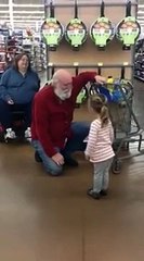 Une petite fille adorable confond un monsieur barbu avec le Père Noël