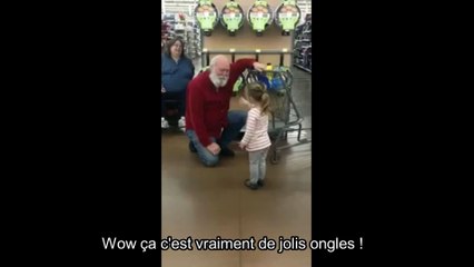 Une petite fille adorable confond un monsieur barbu avec le Père Noël