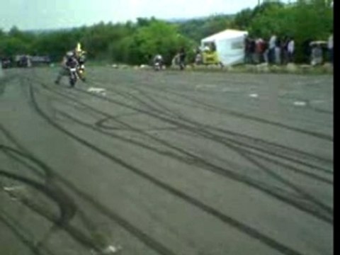 A Angoulême Burn sur la parking d'un magasin de moto 1
