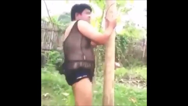 Un pole dancer vraiment dégueulasse!!