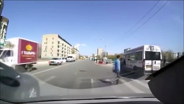 Un automobiliste écrase presque un piéton et son bébé.... Le papa va se venger