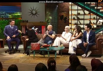 Скачать видео: BEYAZ SHOW DEMET AKBAĞ ATIŞMA (18 ARALIK 2015)