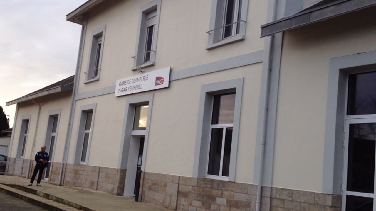 Action du collectif Ai'Ta! en gare de Quimperlé