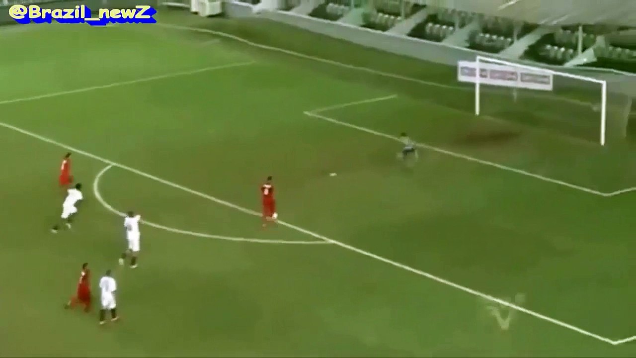 Geuvânio marque d’un coup du sombrero fabuleux