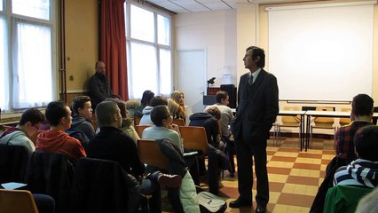 Cambrai, député et sénateur expliquent leurs missions aux 3e : la présentation d'une loi par le député Villain