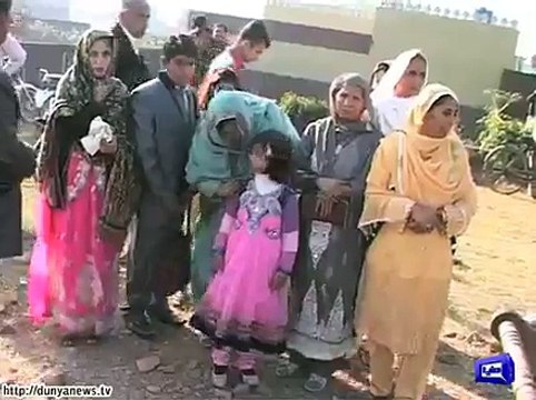 Police k samny daku barat ko loot k bhaag gaye