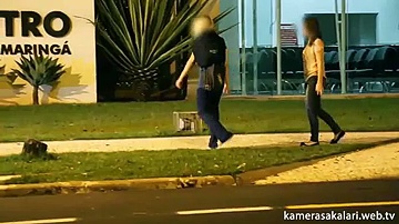 Ağlayan Kıza Yardım Etmek İstediklerine Pişman Oldular