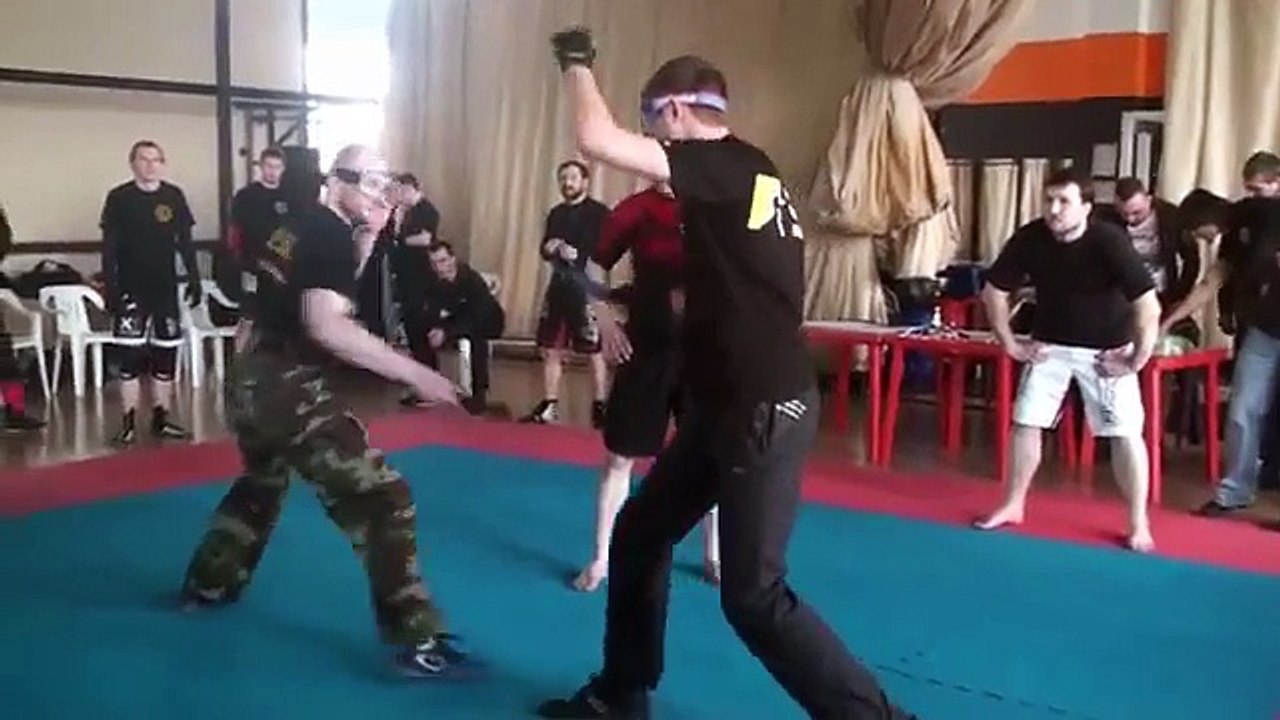 Небывалый клинч в ножевом бою Вынос с татами Бойцу КНБ не повезло!