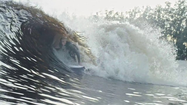 Le surfeur Kelly Slater teste sa vague artificielle