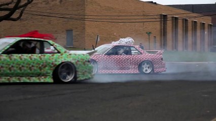 Voiture de sport peinte en cadeau de Noel fait du Drift