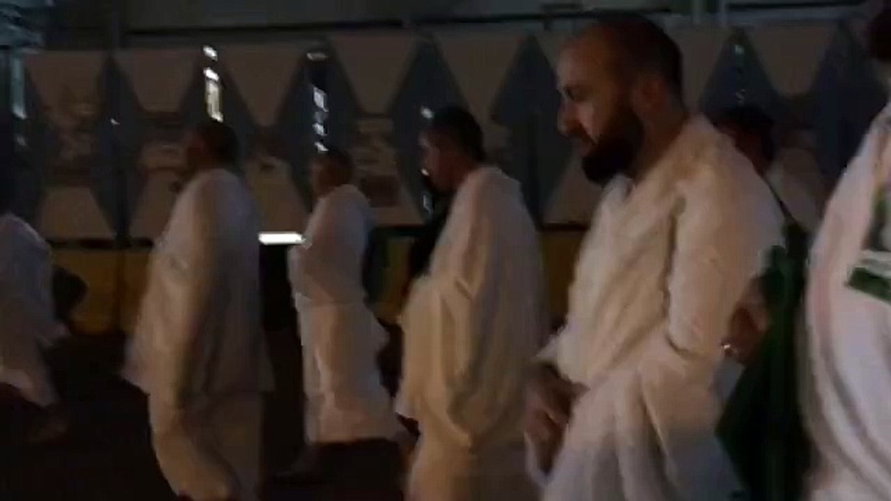 TAYYİP TURİZM  LEBBEYK ALLAHÜMME LEBBEYK  UMRE TAVAFI YAPARKEN