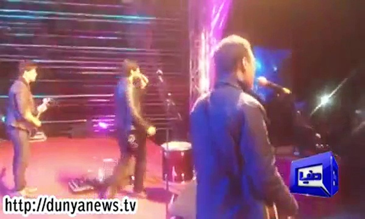 5000 Indian youth sing -Saara Pakistan- .