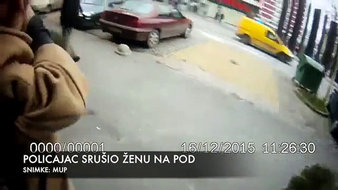 В Хорватии полицейский задержал пенсионерку за переход улицы на красный. ВИДЕО