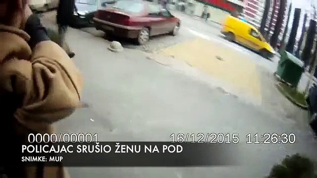 В Хорватии полицейский задержал пенсионерку за переход улицы на красный. ВИДЕО