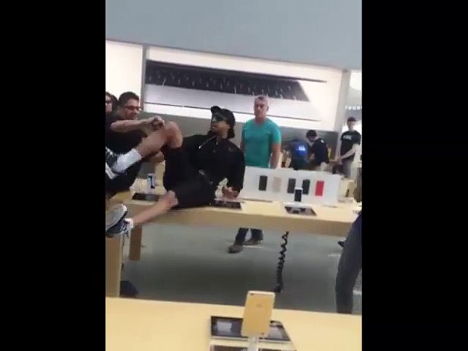 security-guard-wants-to-destroy-asshole-apple-store-customer
