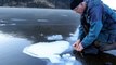 Мужик поджигает метан подо льдом на озере